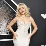 sabrina carpenter height weight